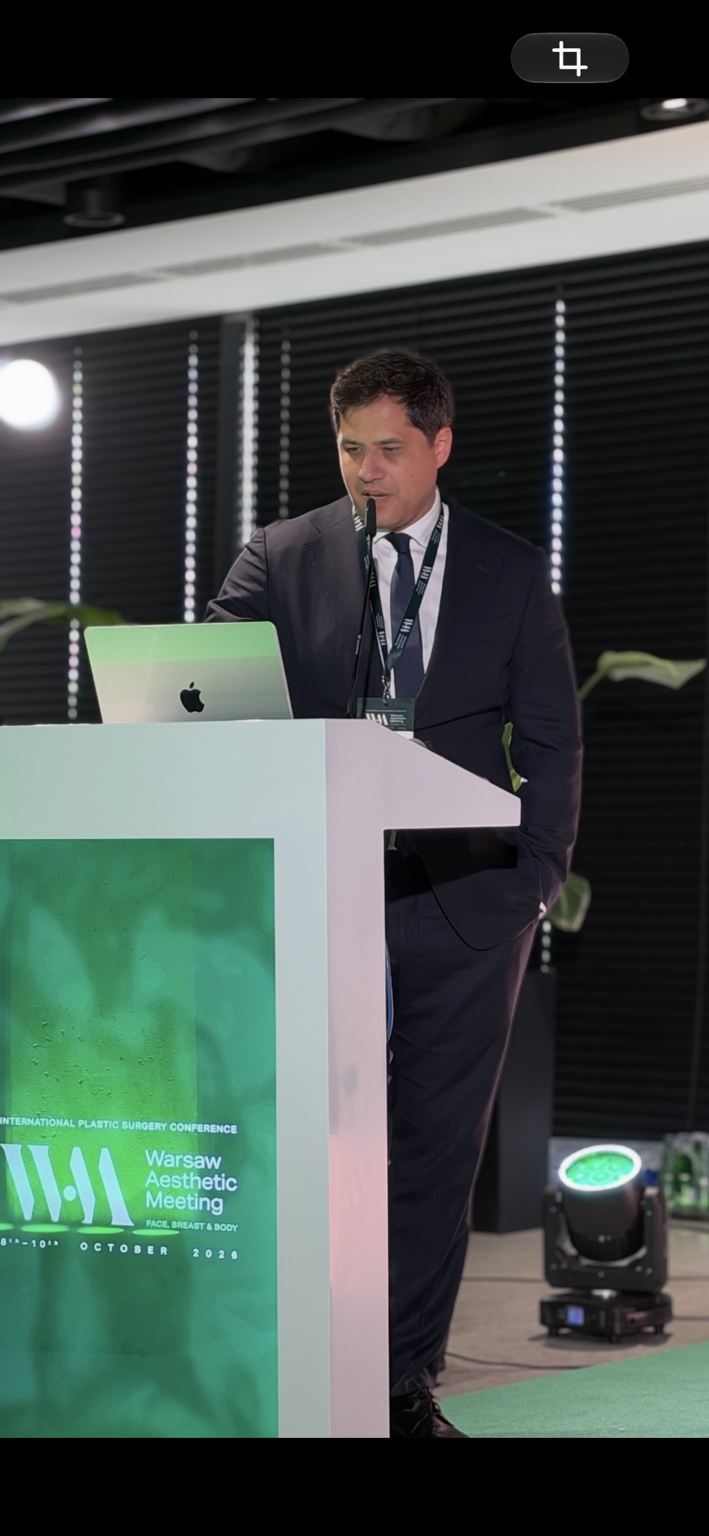 Dr Witold Waskiewicz Jr à la tribune du Warsaw Aesthetic Meeting